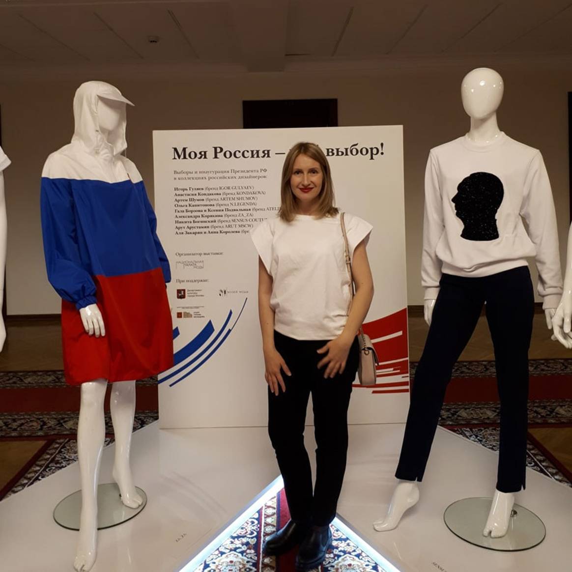 Российские дизайнеры в Госдуме: Палата моды открыла выставку одежды ко Дню России