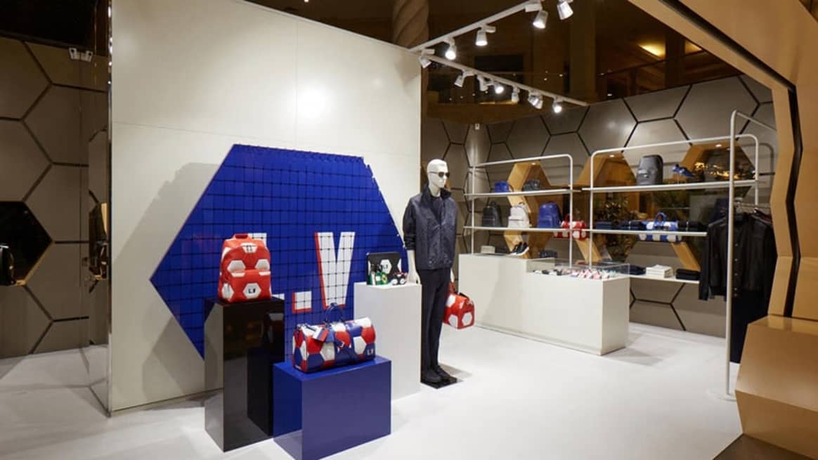Как выглядит футбольный pop up магазин Louis Vuitton в ТЦ "Крокус Сити Молл" - фото