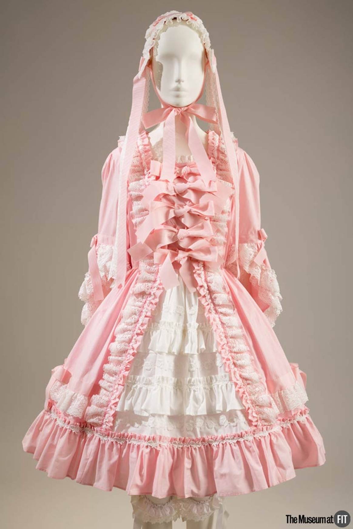 潮印象：时装技术学院博物馆展出“粉色：一个朋克，漂亮，力量性颜色的历史”
