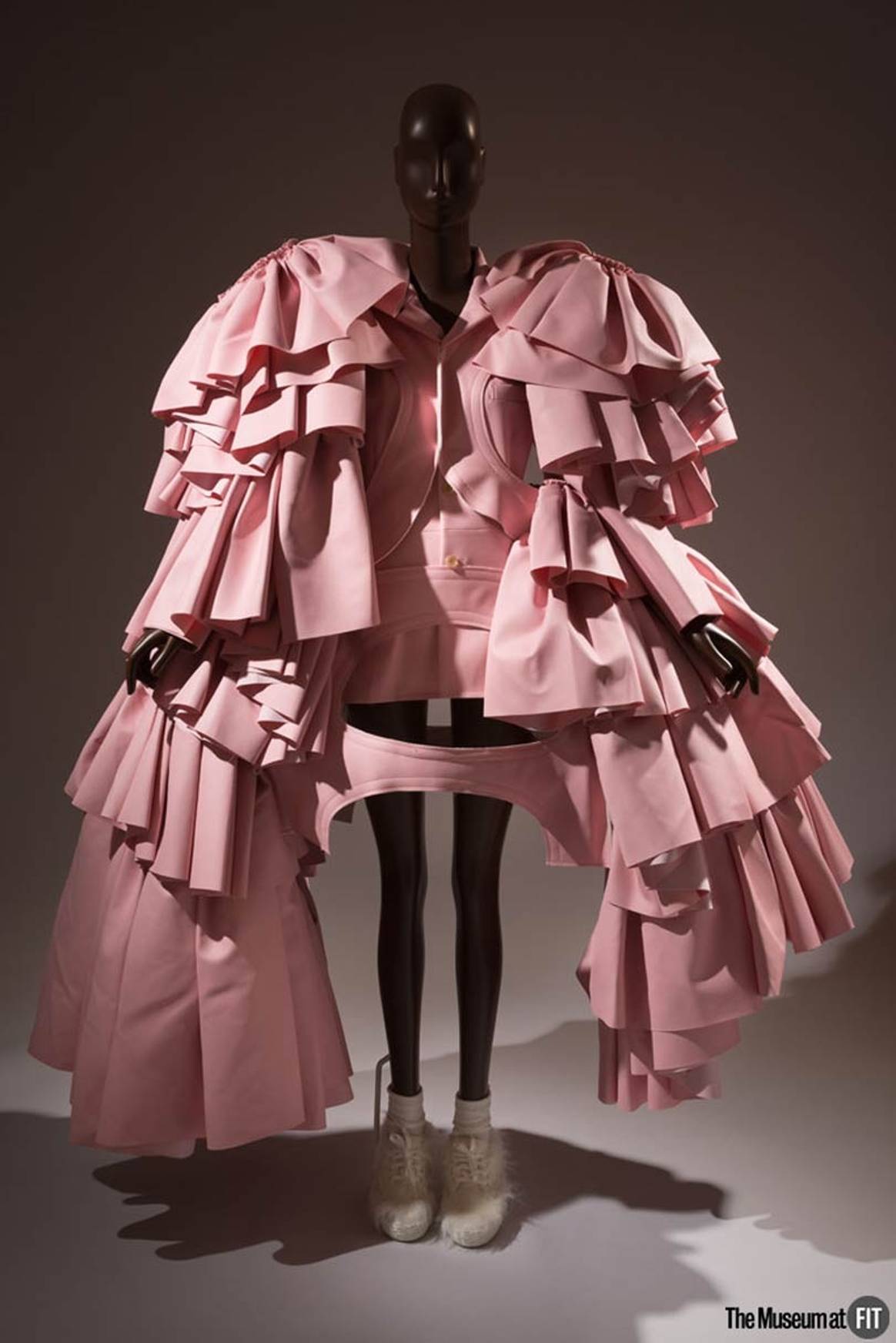 潮印象：时装技术学院博物馆展出“粉色：一个朋克，漂亮，力量性颜色的历史”