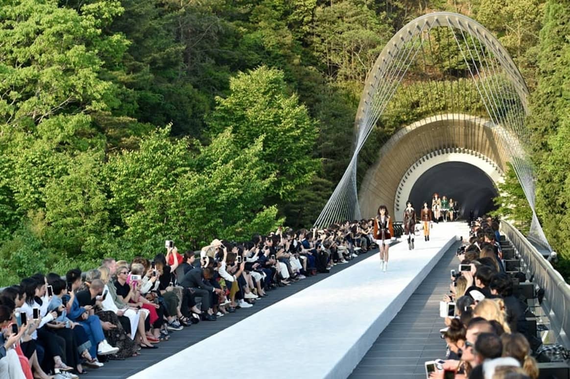 Louis Vuitton célèbre 20 ans de collections mode avec la sortie d’un livre