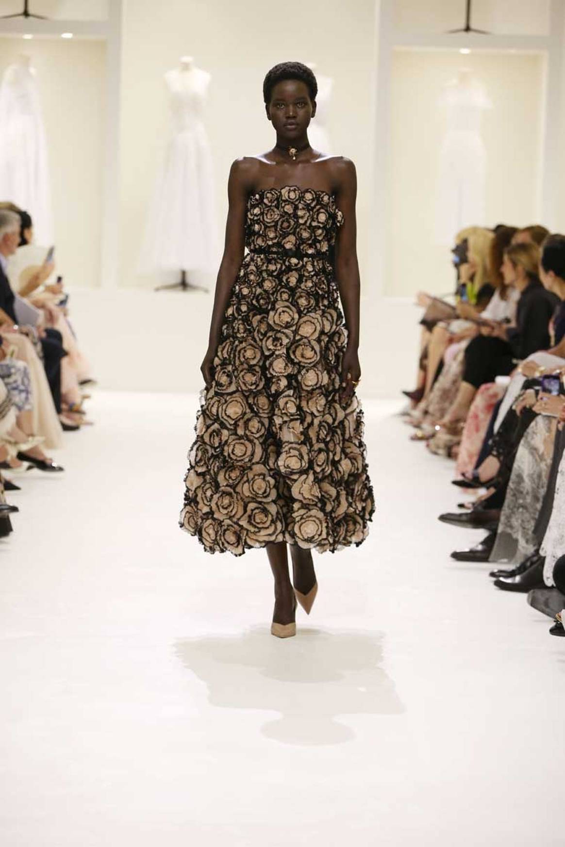 Dior reivindica el saber hacer de la alta costura, "invisible" en Instagram
