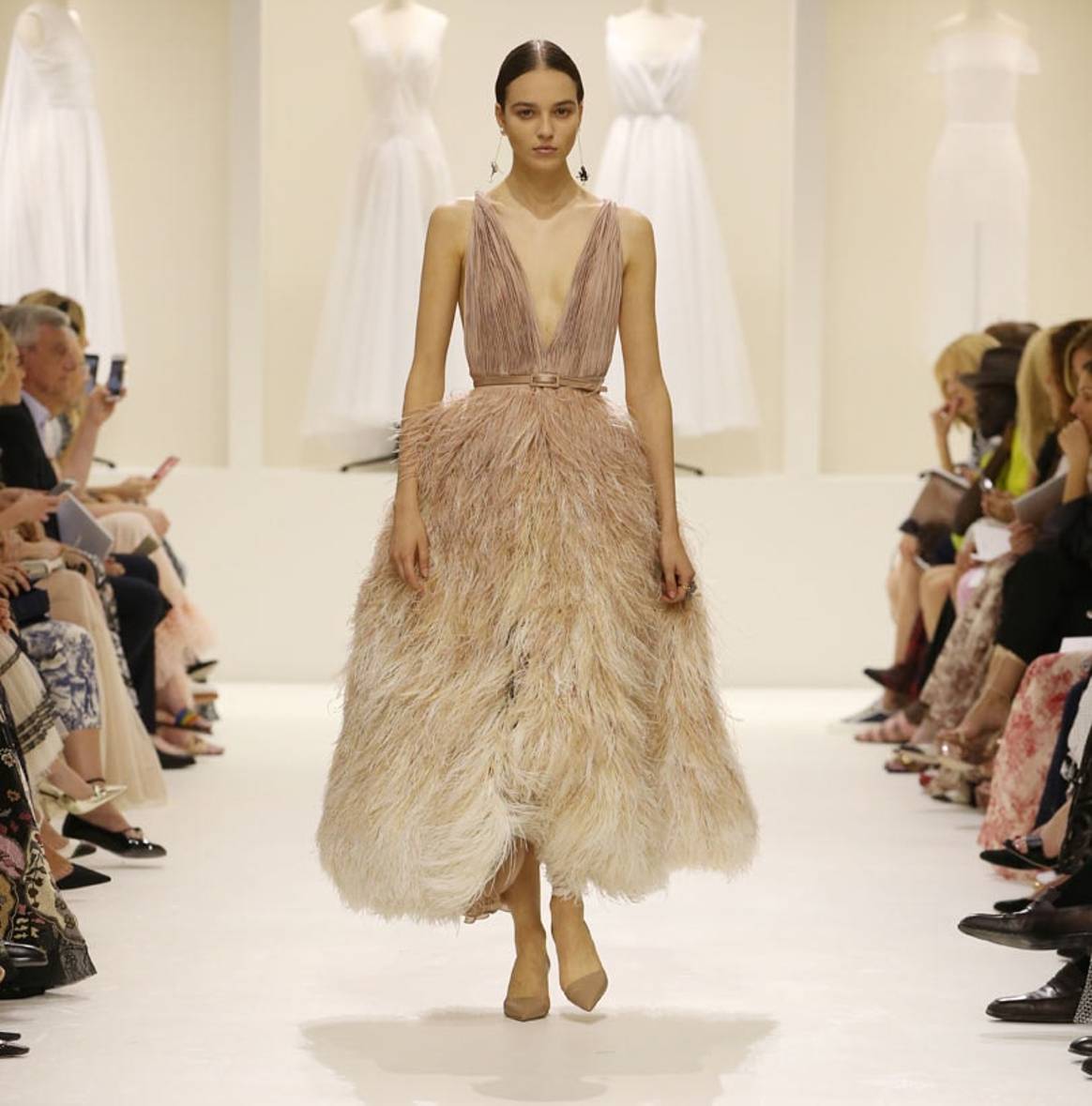 Défilés de haute couture: Dior anti-bling-bling, Schiaparelli théâtral