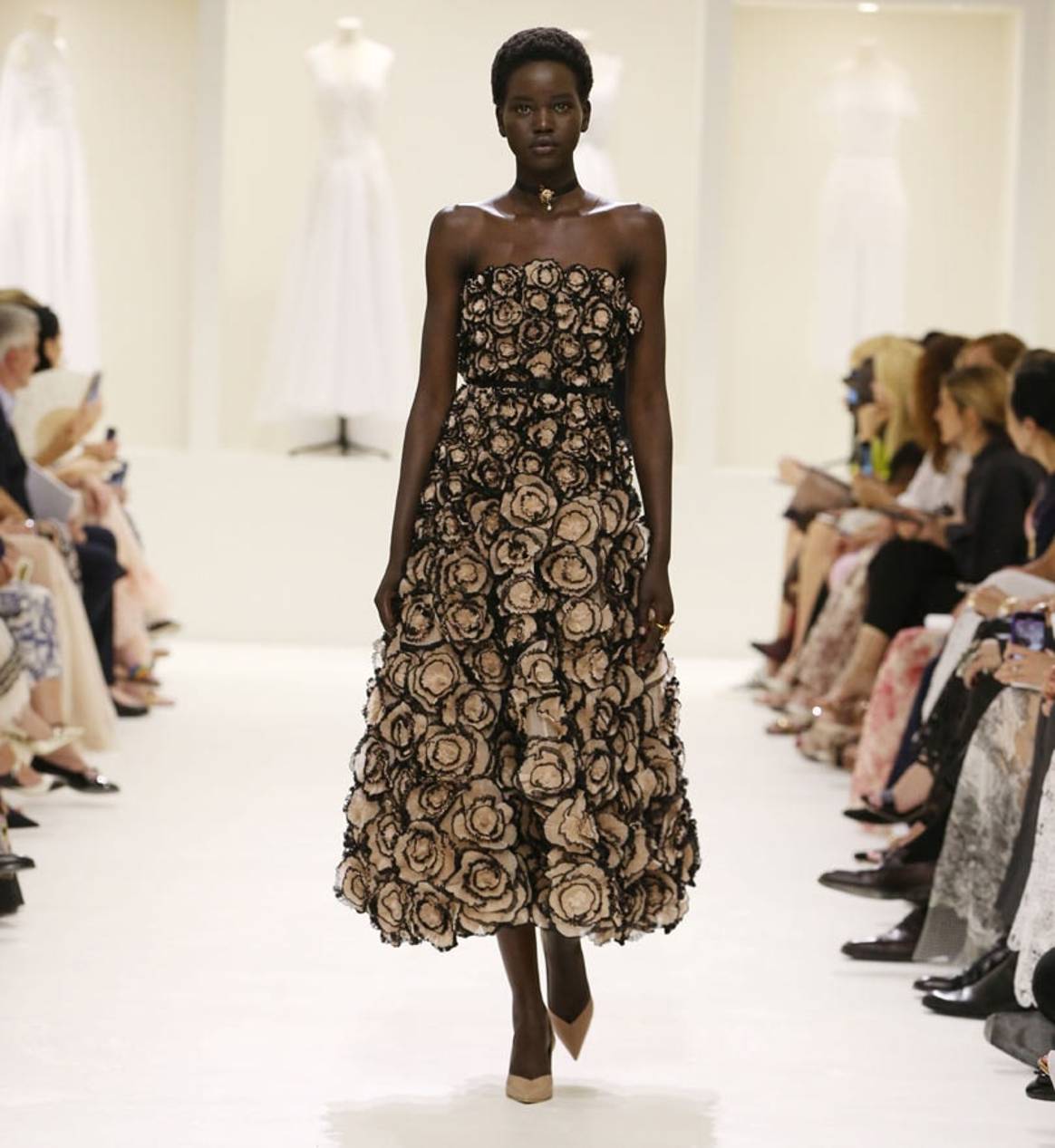 Défilés de haute couture: Dior anti-bling-bling, Schiaparelli théâtral