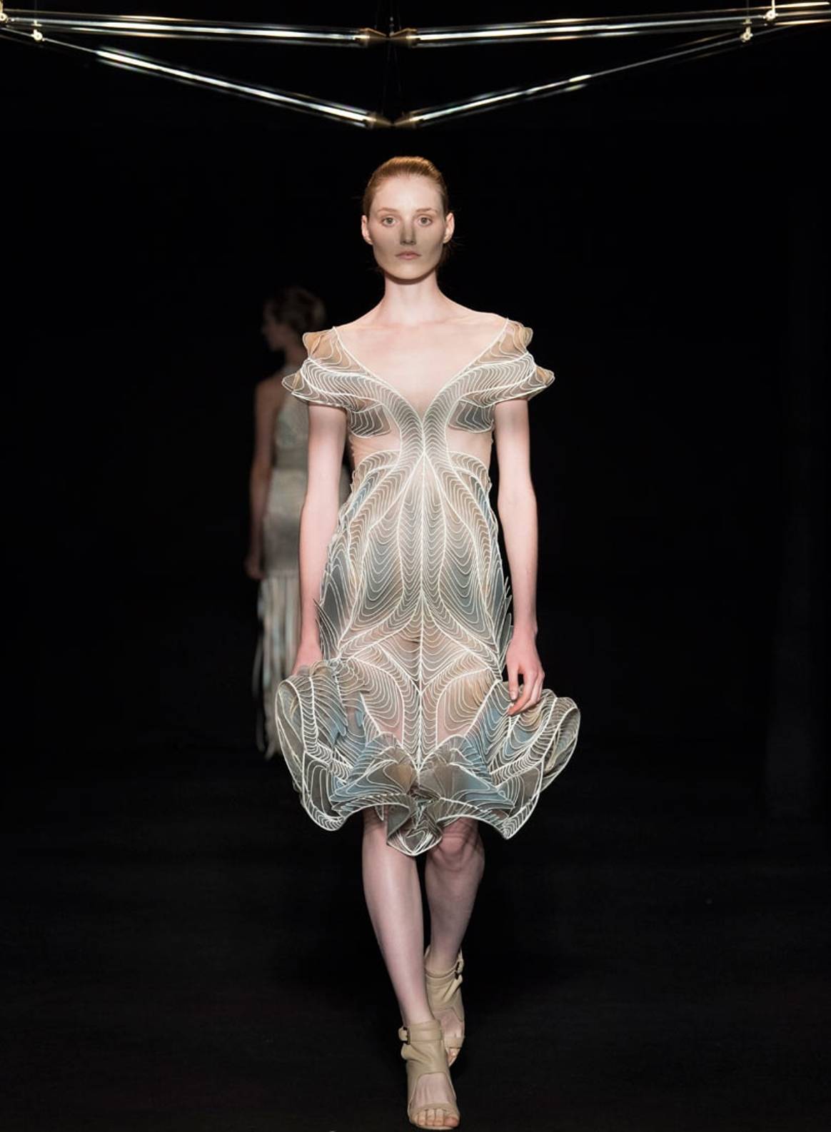 Dior reivindica el saber hacer de la alta costura, "invisible" en Instagram