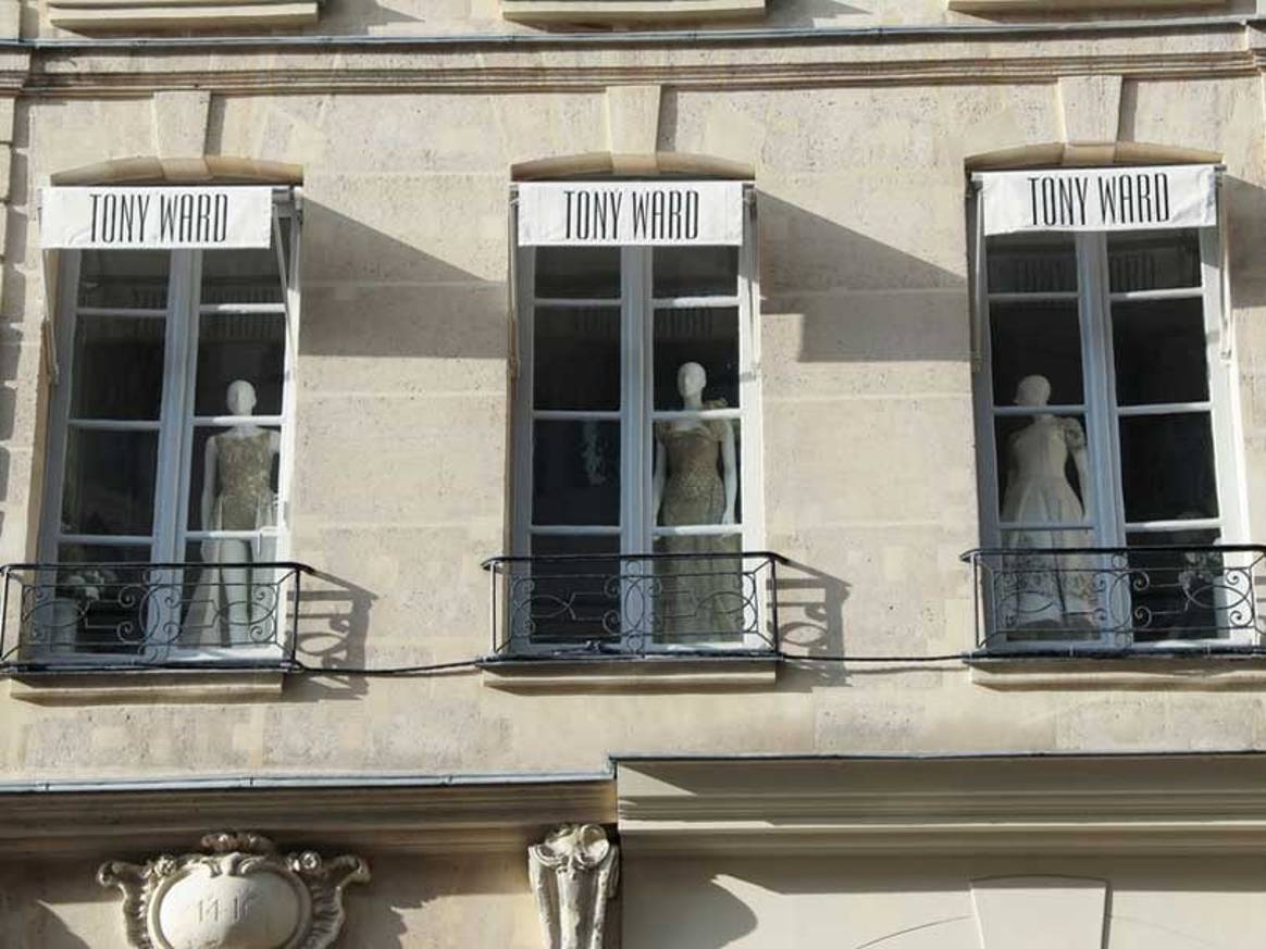 Tony Ward : le couturier ouvre son premier showroom rue du Fbg. Saint-Honoré à Paris