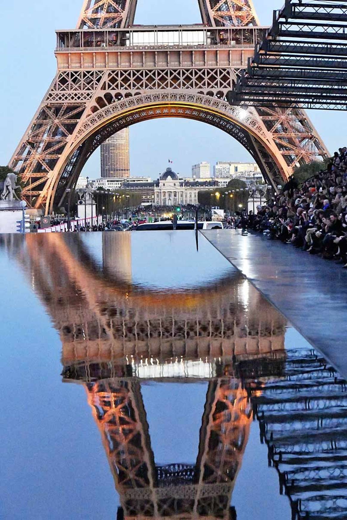 Saint Laurent camina sobre el agua en París