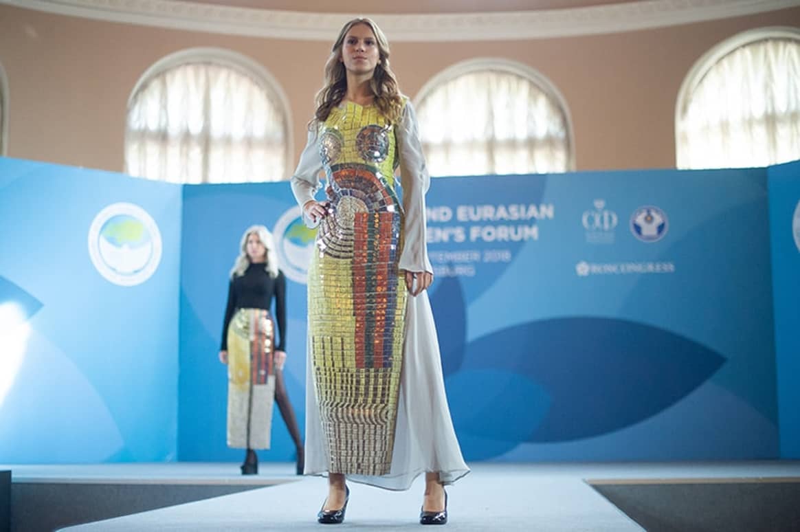 В Санкт-Петербурге показали фарфоровые платья