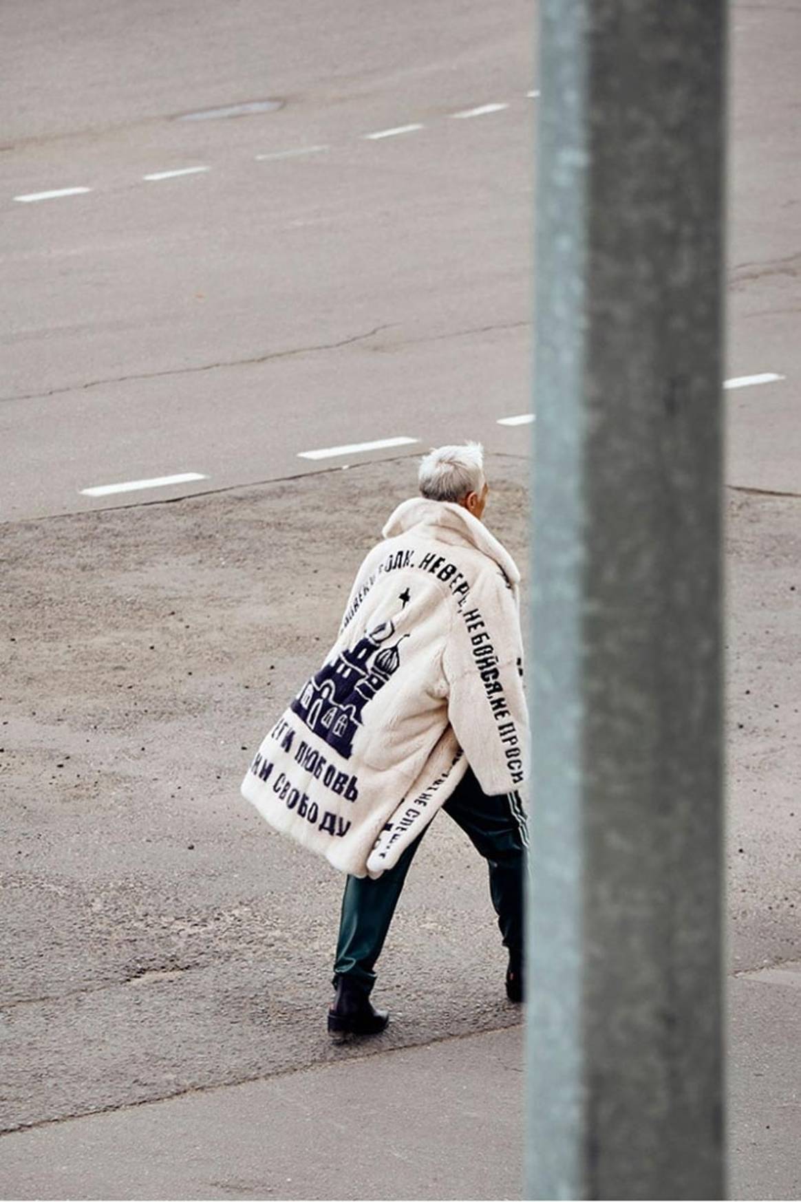 В России выпустили пальто из норки с "татуировками" в тюремном стиле - фото