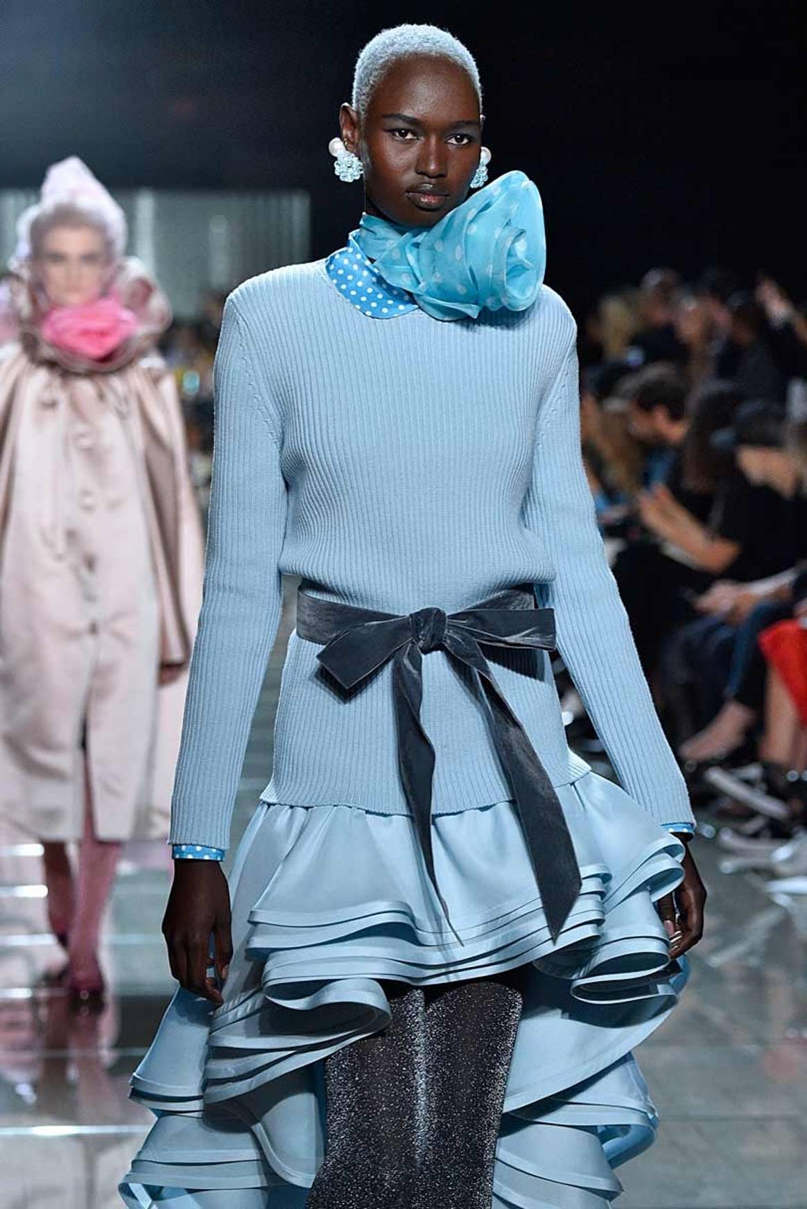 Marc Jacobs impacienta pero trae glamur a la Semana de la Moda de NY
