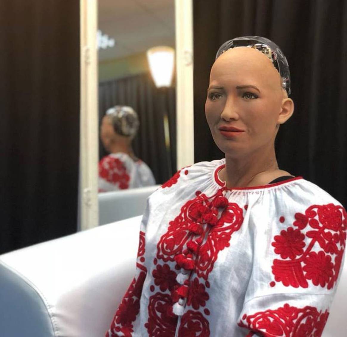 Робот София получила в подарок вышиванку украинского дизайнера Виты Кин
