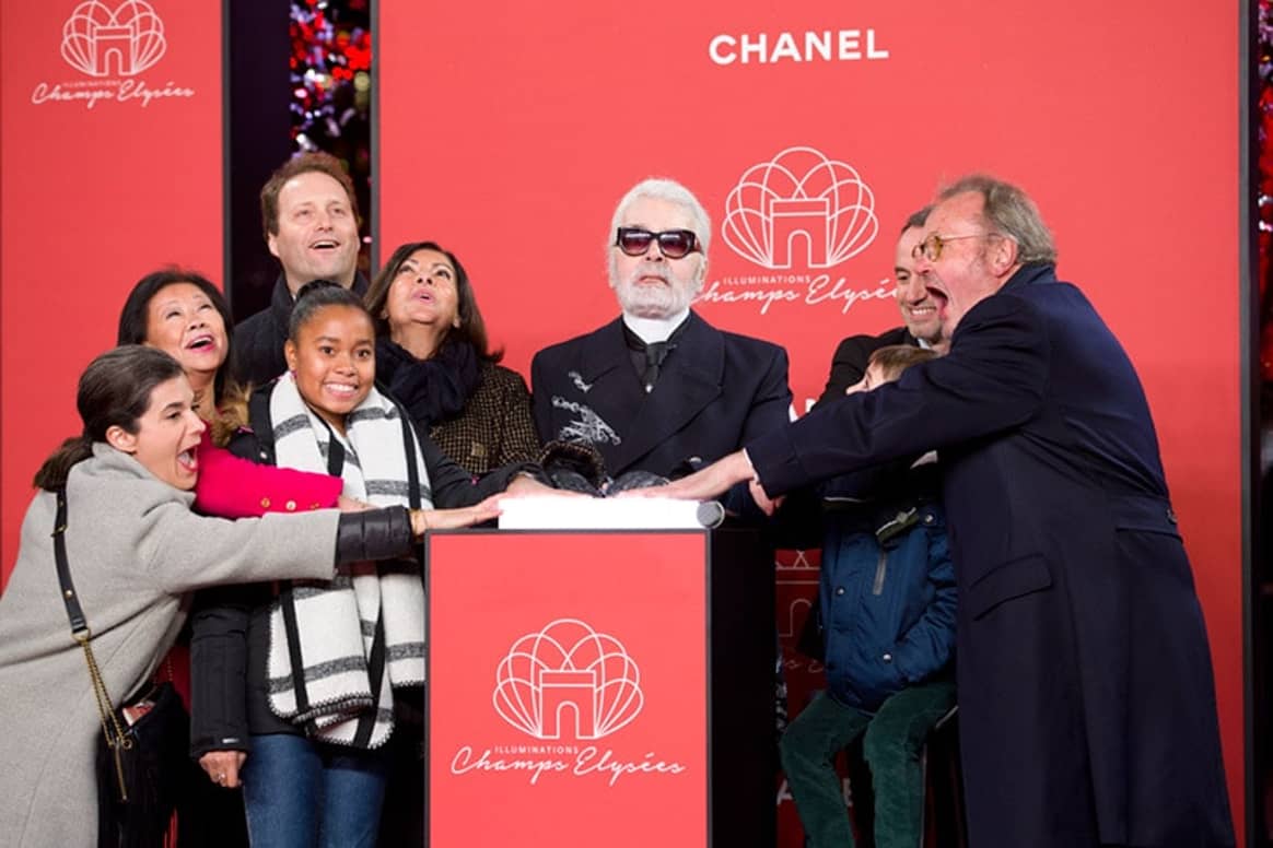 Karl Lagerfeld y Chanel iluminan de rojo los Campos Elíseos