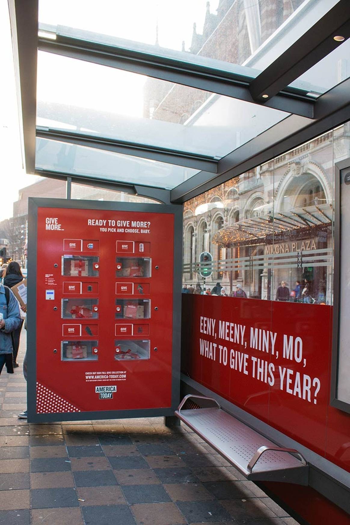 Zien: consumenten in Amsterdam kunnen America Today-producten uit de muur halen