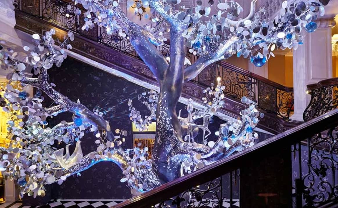 En images : Diane Von Furstenberg inaugure l’arbre de noël de Claridge