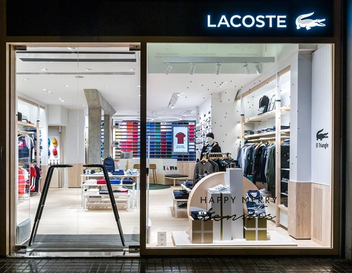 Los polos ganan protagonismo en la nueva tienda Lacoste de Barcelona