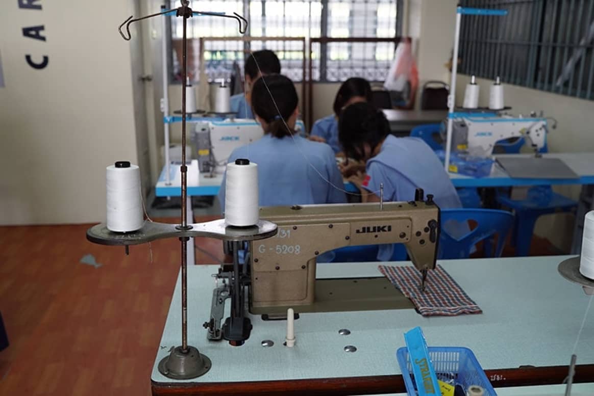 Carcel lanza una línea fabricada por mujeres presas en Tailandia