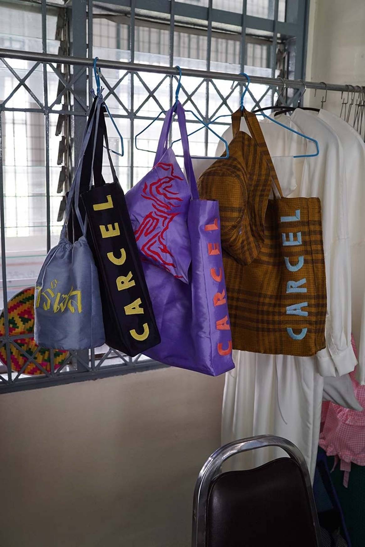 Carcel lanza una línea fabricada por mujeres presas en Tailandia