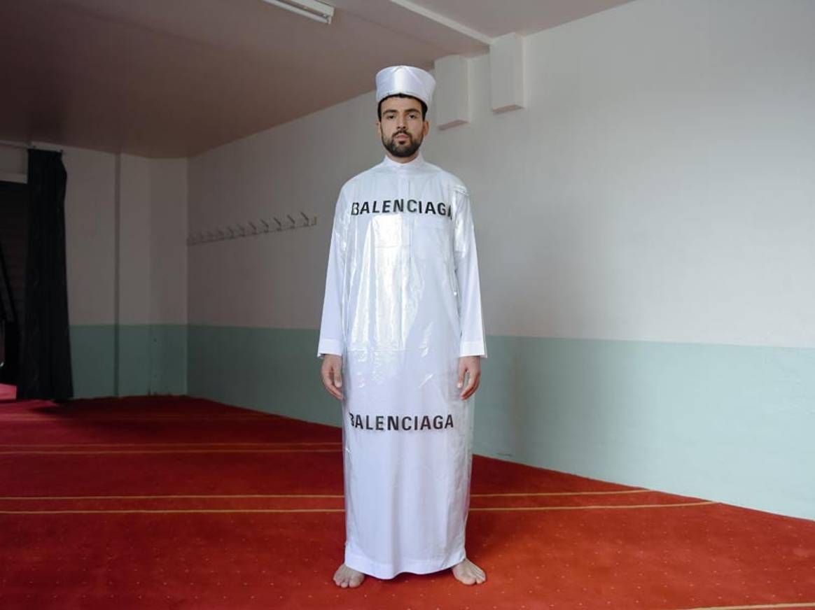 Mousganistan: de eerste solo-expositie van de modefotograaf Mous Lamrabat