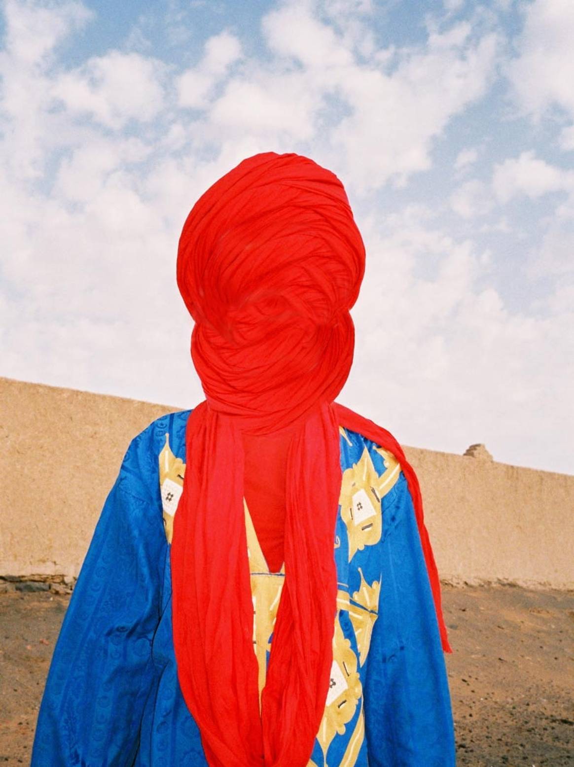 Mousganistan: de eerste solo-expositie van de modefotograaf Mous Lamrabat