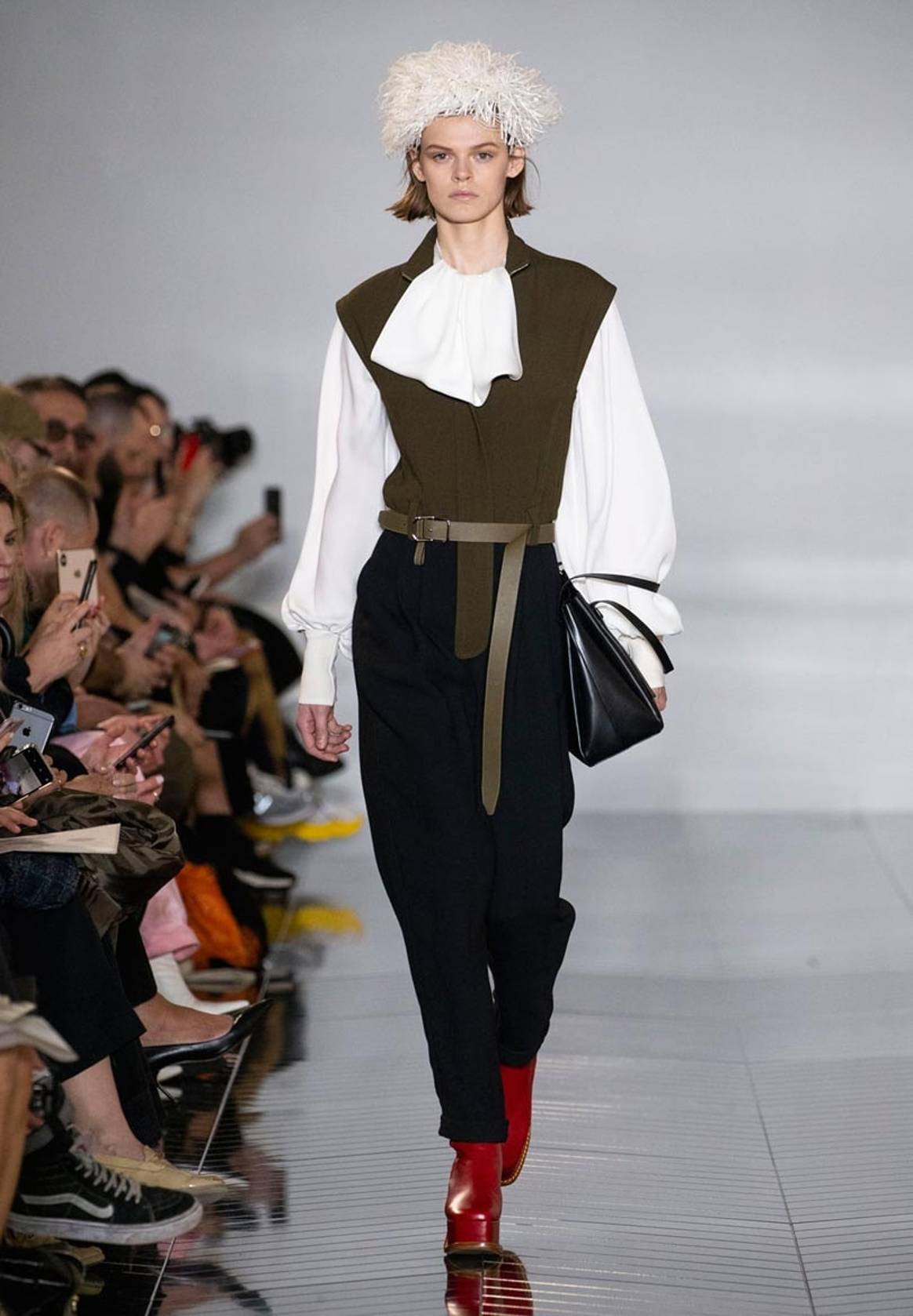 Loewe desfila en París: capas, kimonos y el sombrero Coret