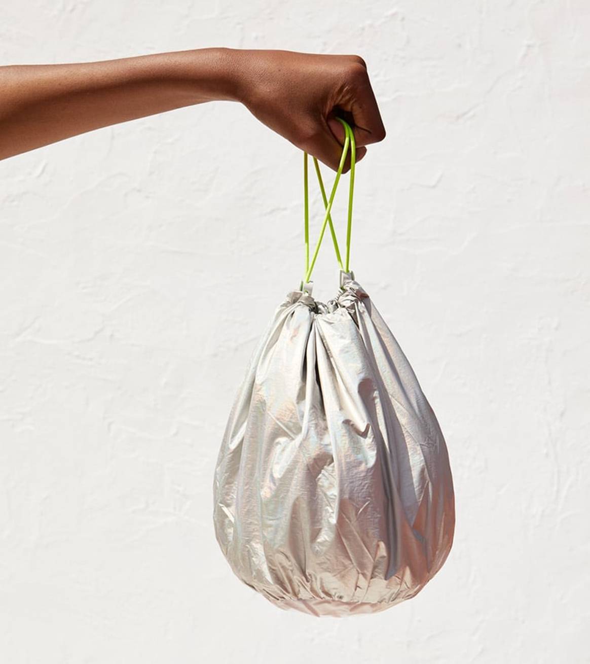 Zara lancia una collezione con poliestere riciclato