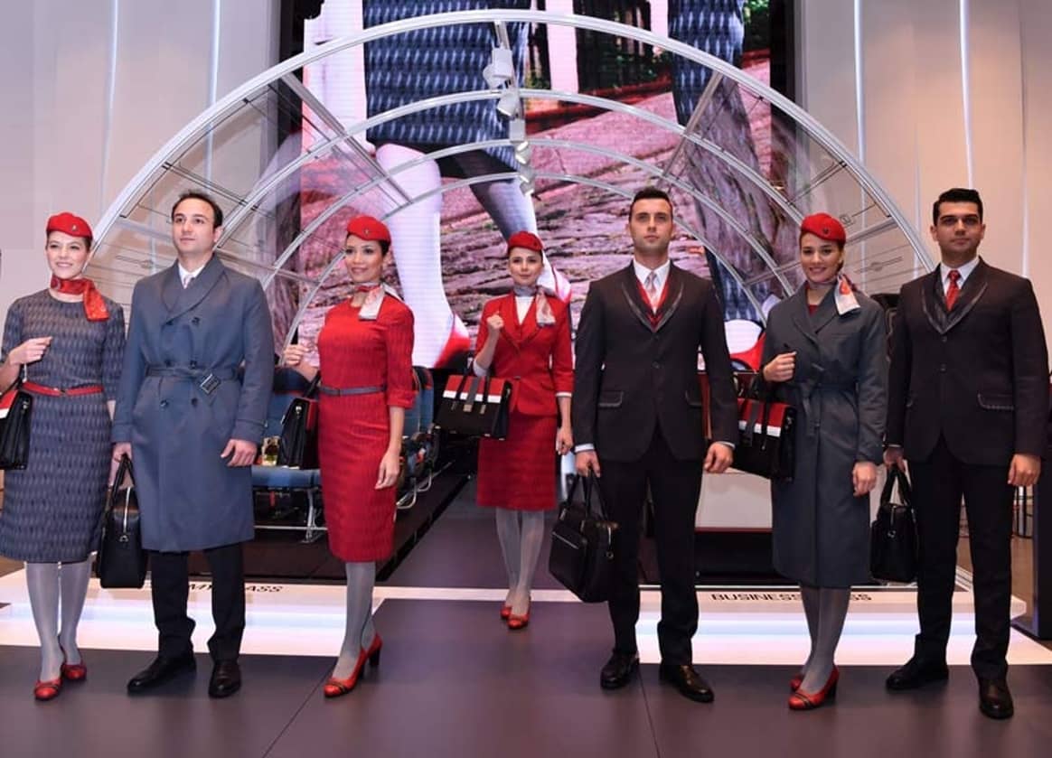 Turkish Airlines presenta sus nuevos uniformes de vuelo en un aclamado desfile durante la feria de turismo ITB Berlín