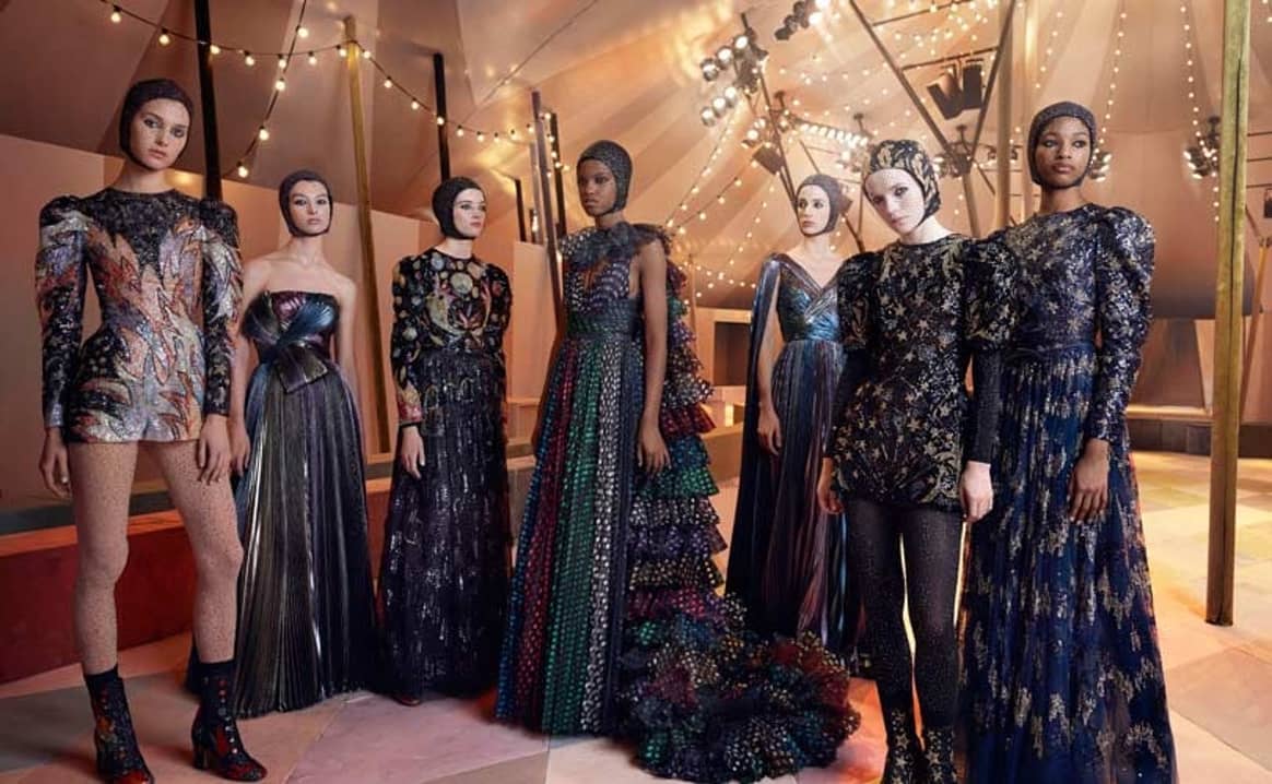 Dior presenta una colección "cápsula" en su primer desfile en Dubai
