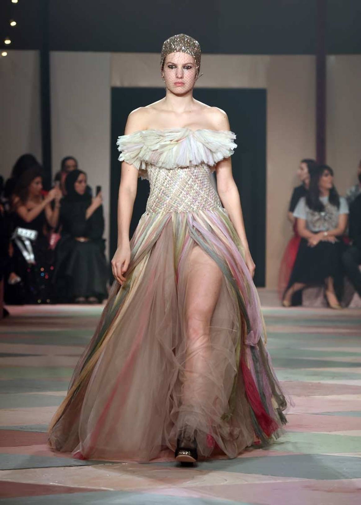 Dior presenta una colección "cápsula" en su primer desfile en Dubai