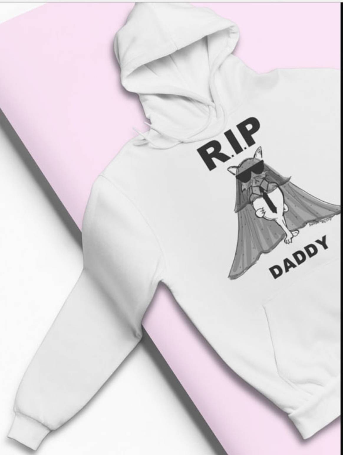 Rouwende poes Karl Lagerfeld lanceert limited edition collectie #RIPDaddy