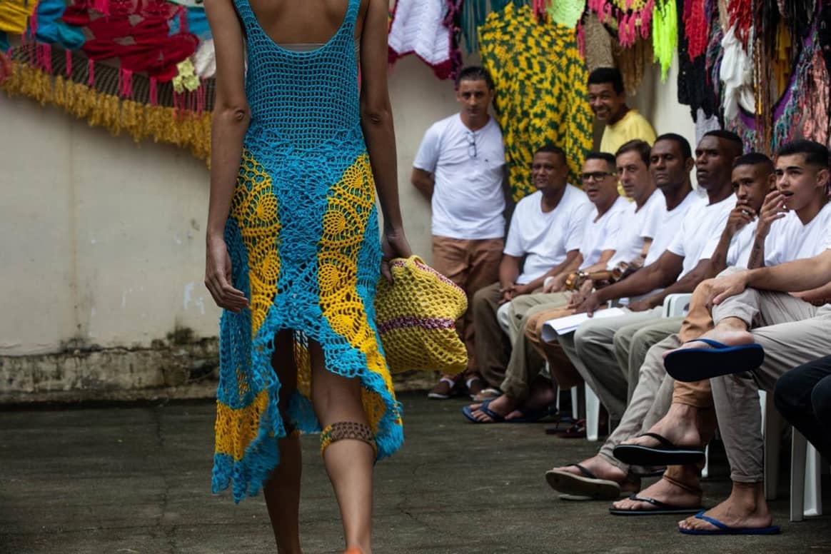 Reclusos brasileños crean una colección crochet para la Semana de la Moda de São Paulo