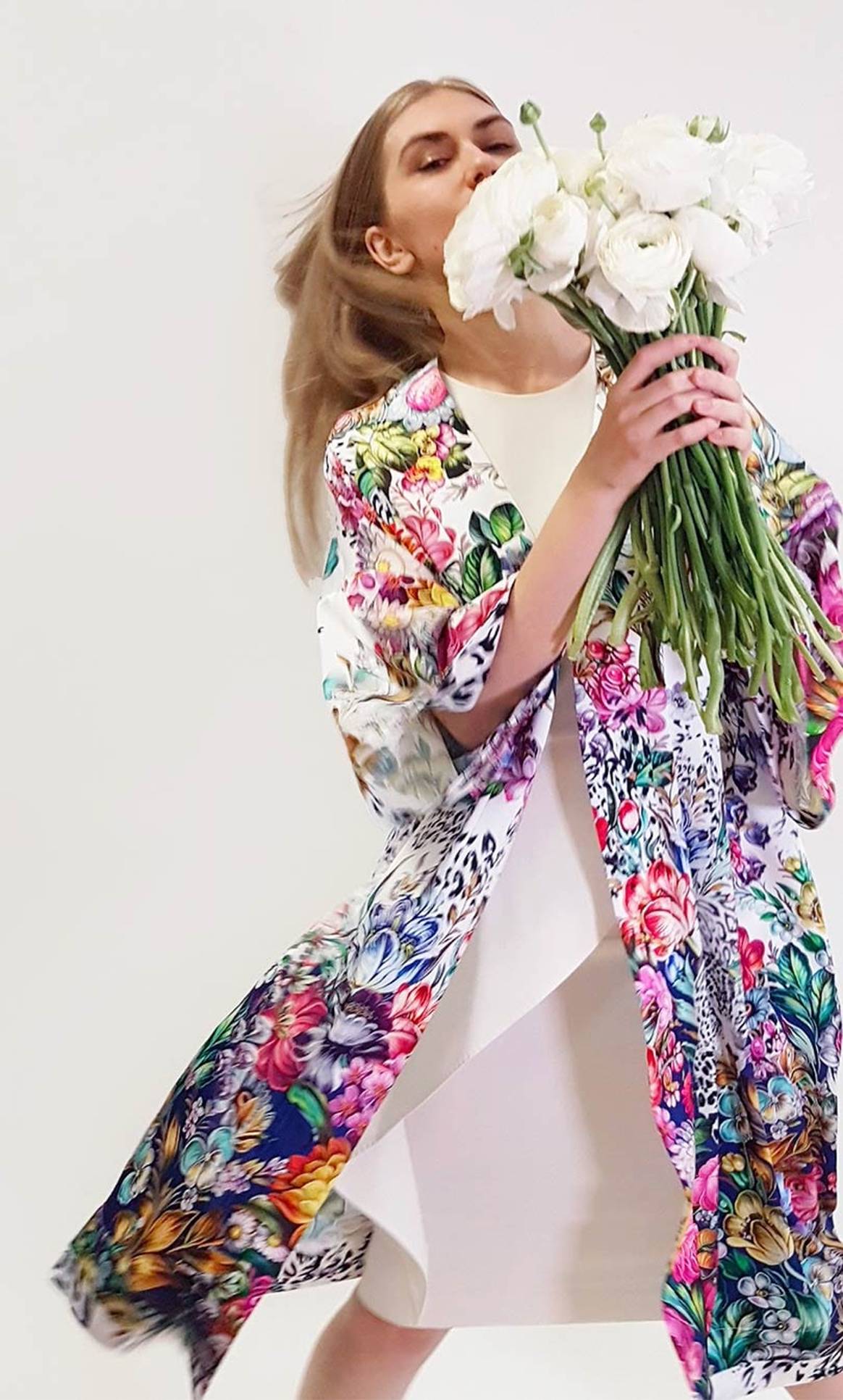 Российский бренд платков Radical Chic создал коллекцию с мастерами "Жостовской фабрики декоративной росписи"
