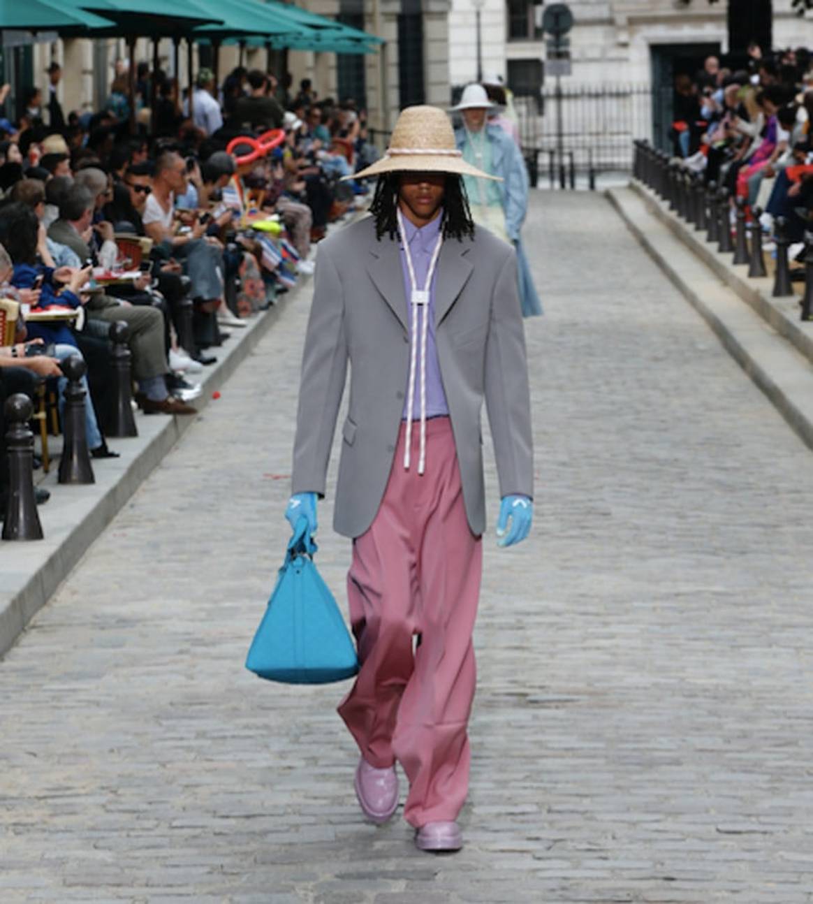 Louis Vuitton trae la primavera más floral al centro histórico de París