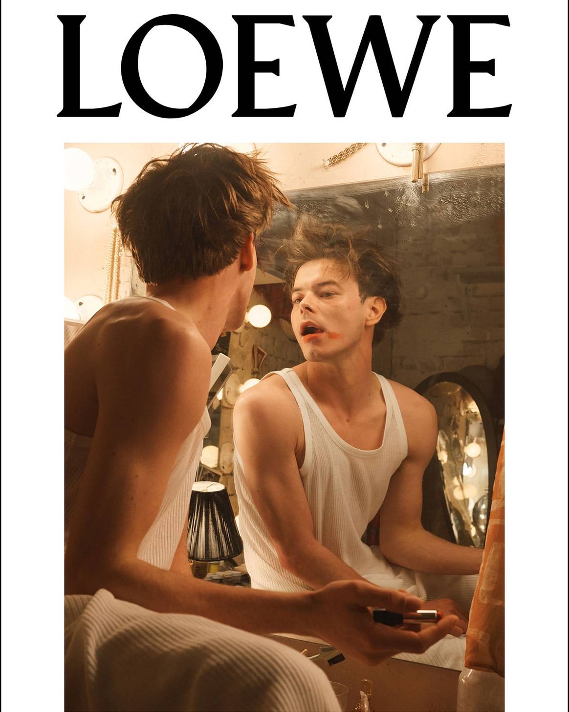 Loewe présente sa campagne Printemps Eté 2020 avec l'acteur Charlie Heaton
