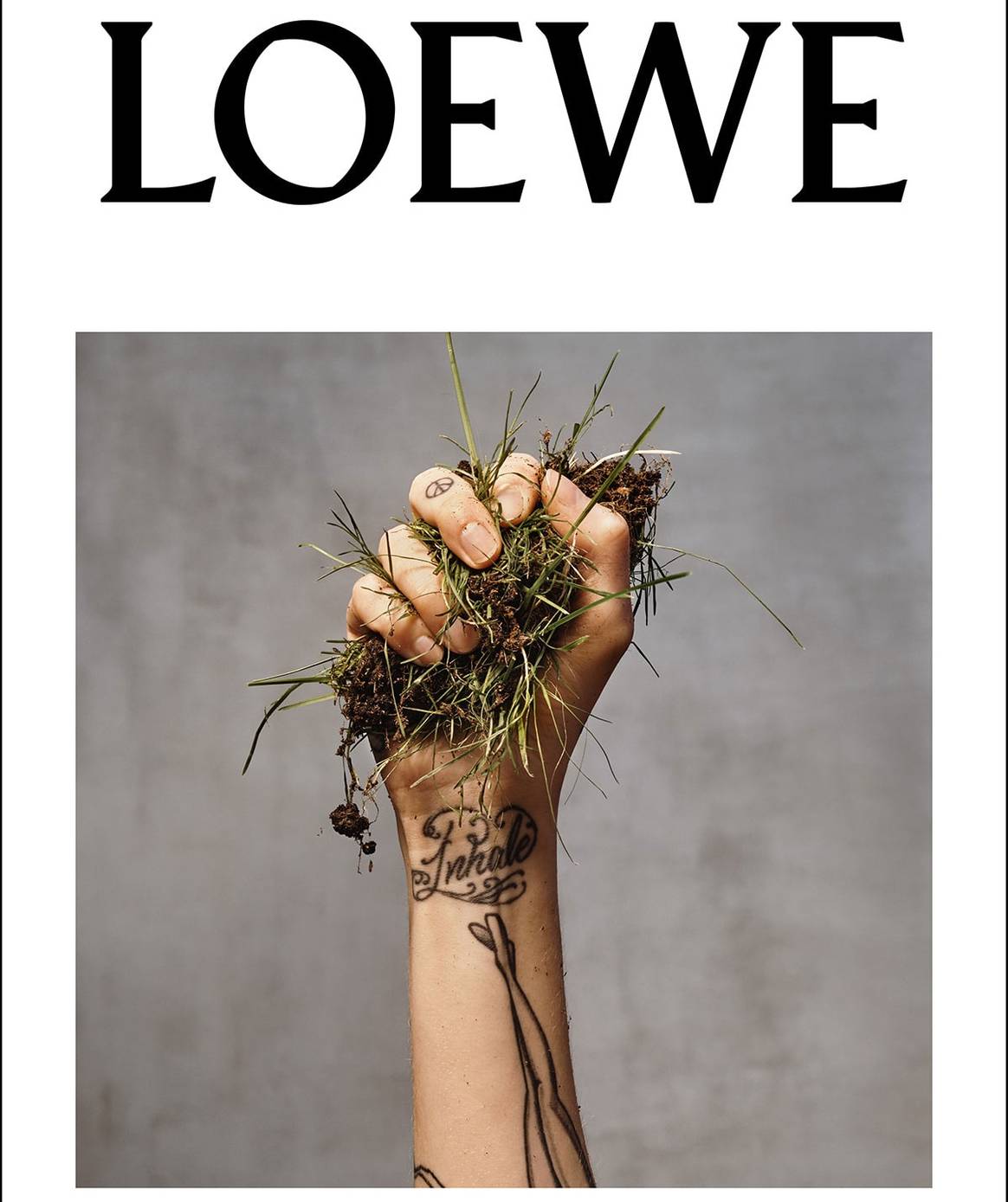 Loewe présente sa campagne Printemps Eté 2020 avec l'acteur Charlie Heaton