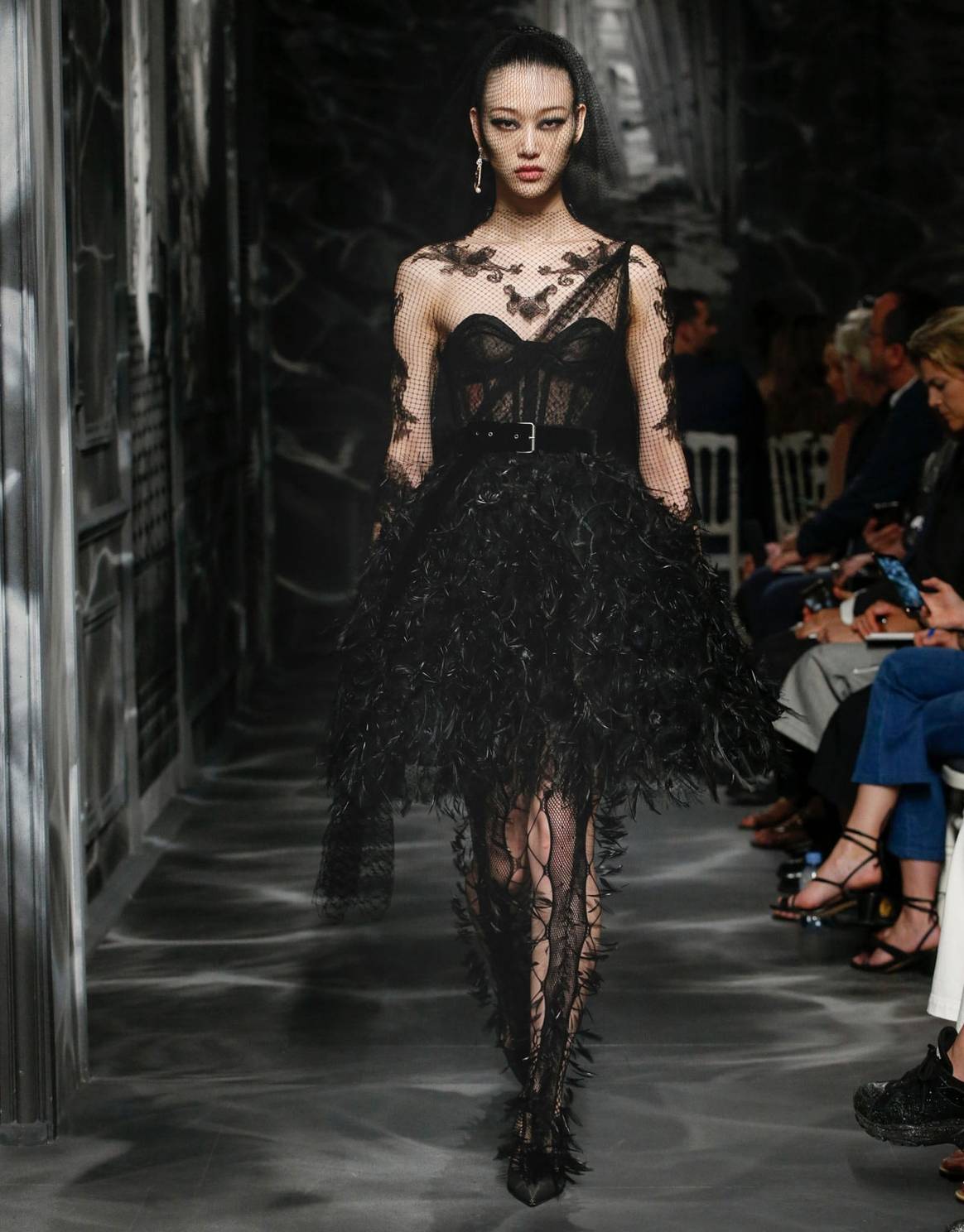 Haute couture Paris : les femmes Dior en sombres cariatides
