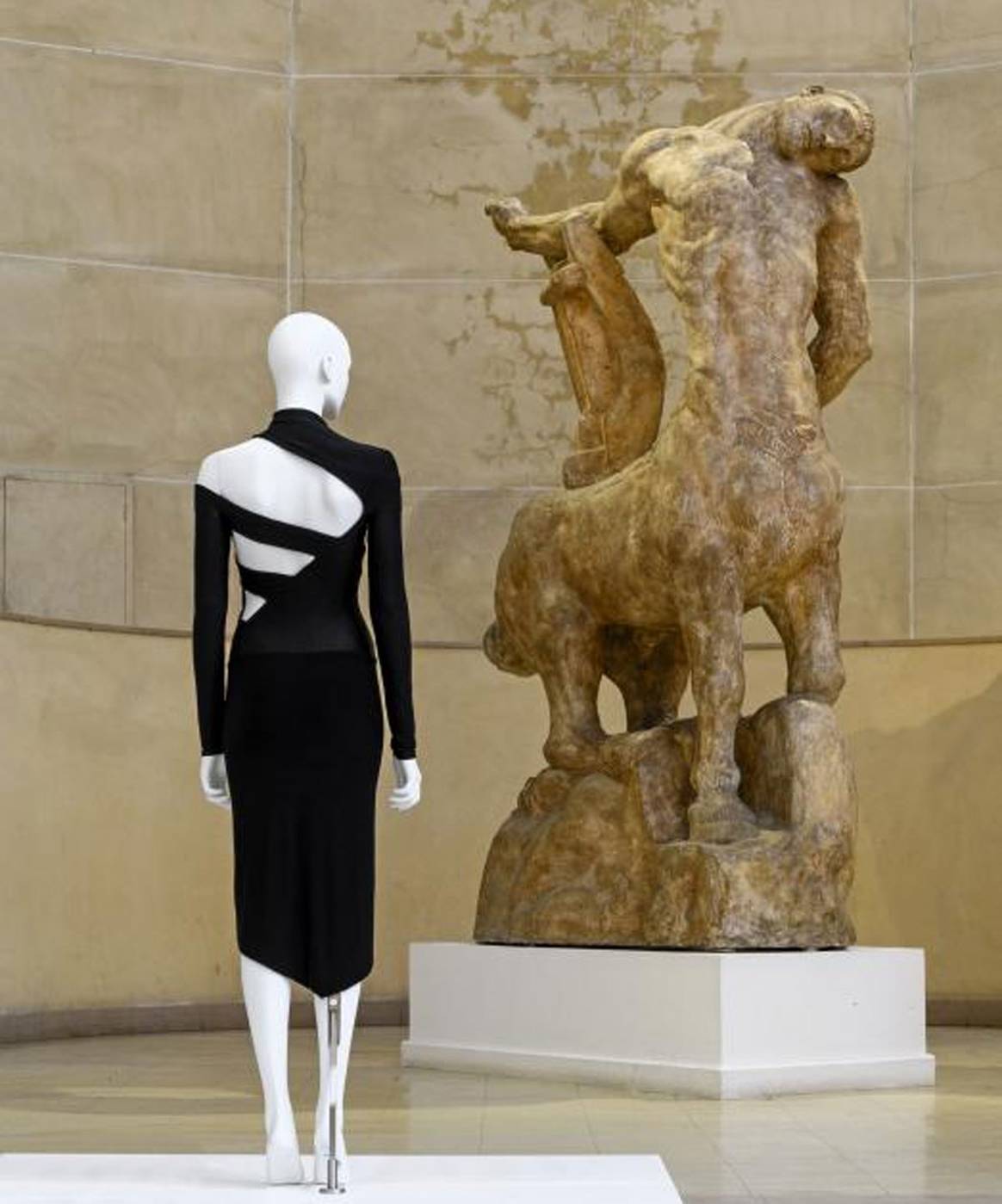 “Fashion from behind”: new exhibition in Paris has unexpected theme