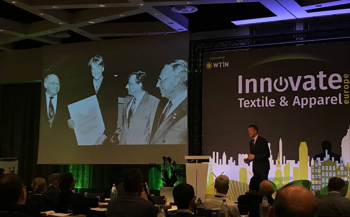 Beeld: Joachim Hensch spreekt tijdens het Innovate &
Textile Apparel Congres in Amsterdam over hoe zijn loopbaan begon |
FashionUnited