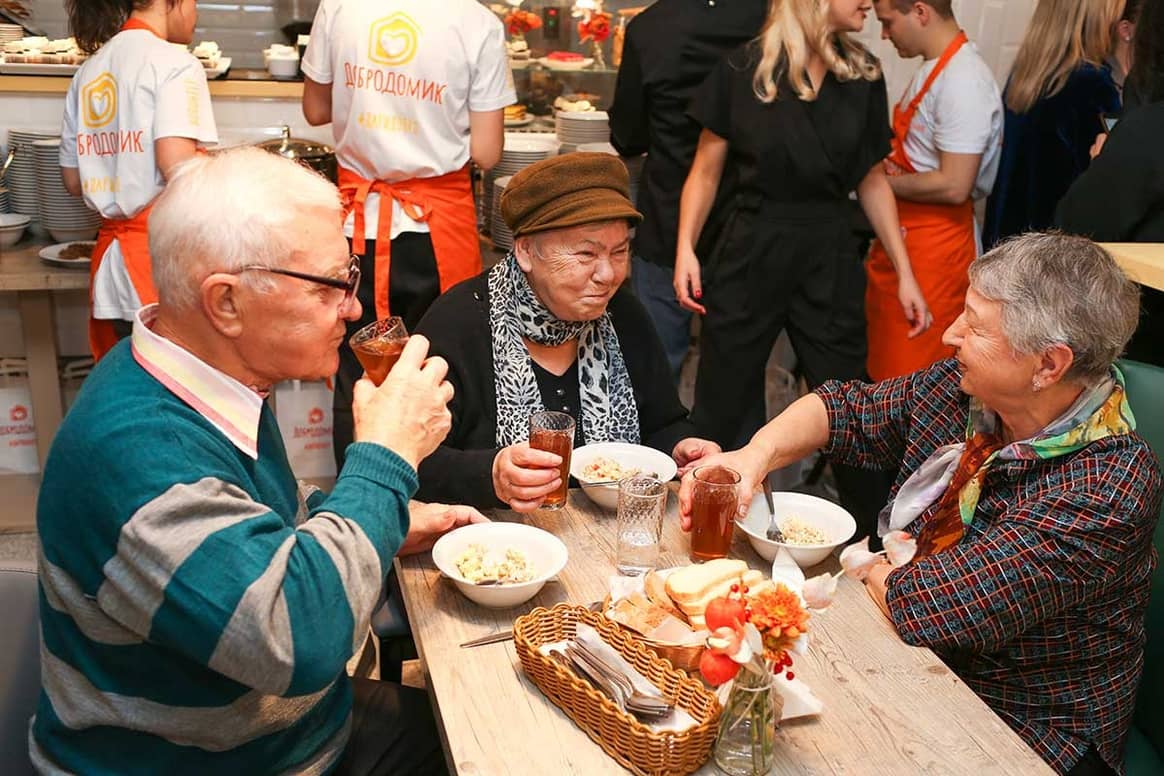 Вице-президент Crocus Group открыл бесплатное кафе для пожилых москвичей