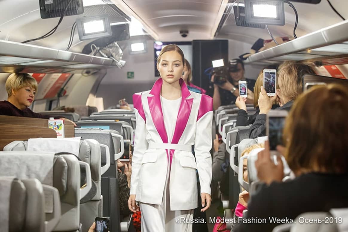 В Москве состоялся первый в истории модный показ в движущемся поезде: фото
