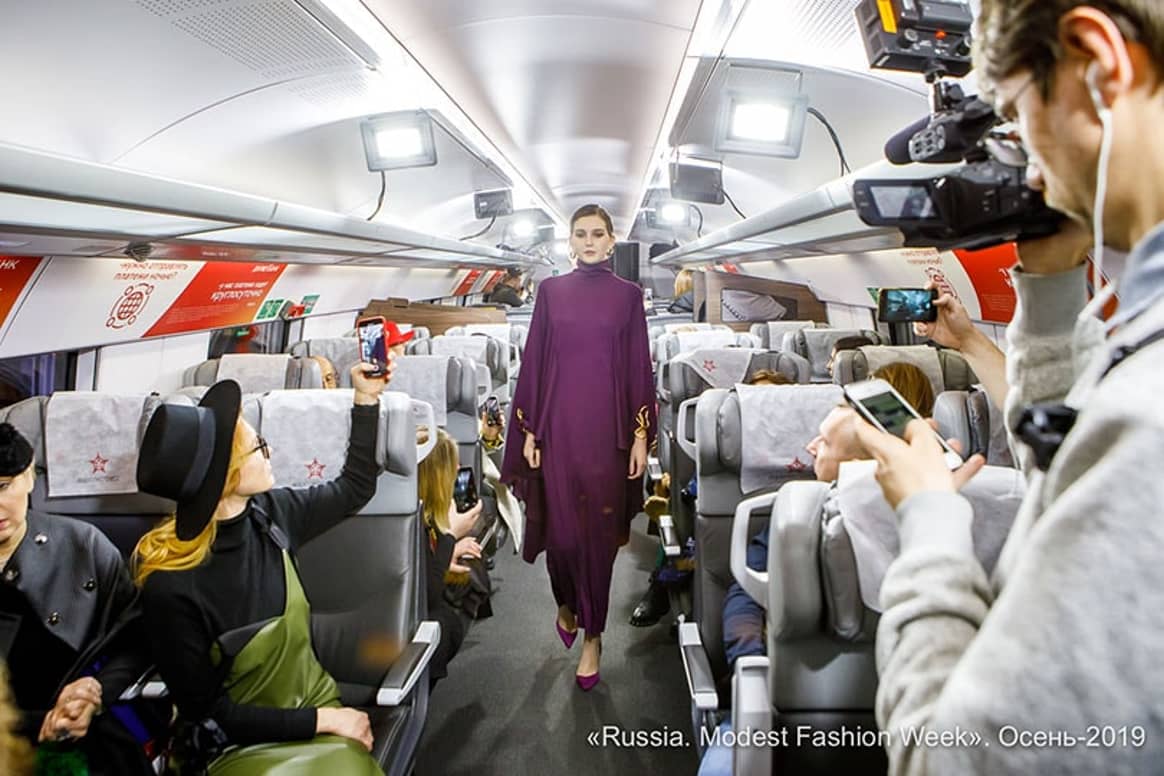 В Москве состоялся первый в истории модный показ в движущемся поезде: фото