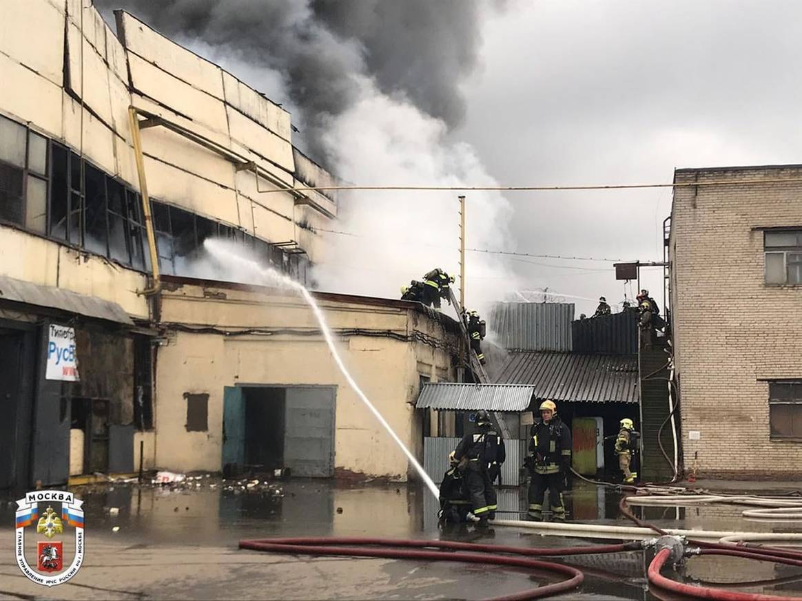 В Москве произошел крупный пожар на складе с тканями: видео