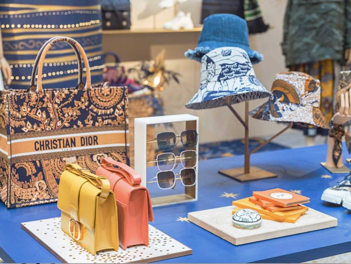 Dior célèbre noël dans sa boutique des Champs Élysées