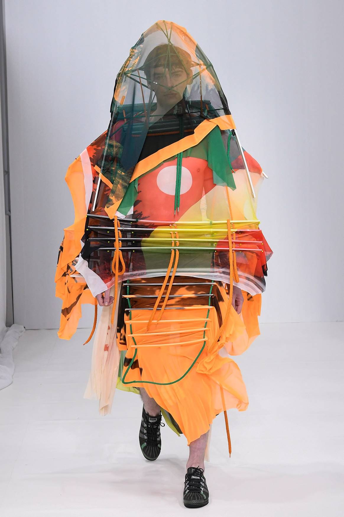 Paris Fashion Week : les silhouettes emballées dans du plastique de Craig Green