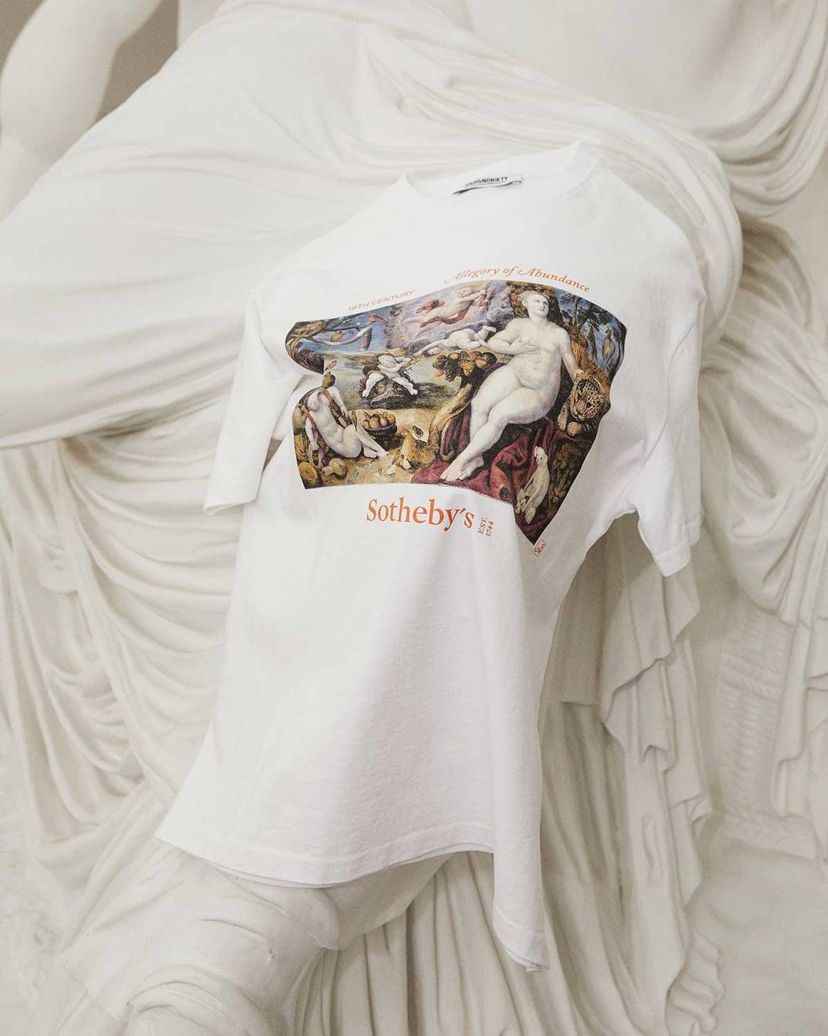 Классика и стритвир: Sotheby’s выпустит фэшн-коллекцию