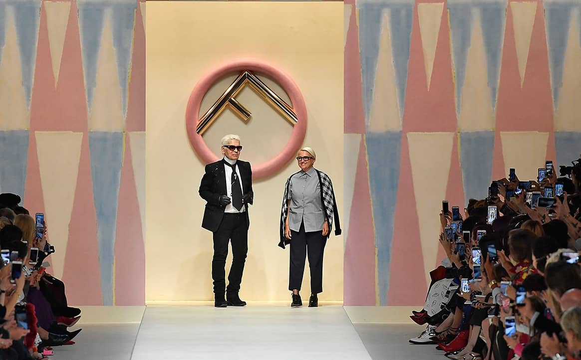 Karl Lagerfeld en Silvia Venturini Fendi. Beeld: Catwalkpictures Fendi SS18