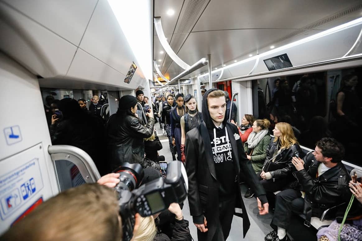 Nietsvermoedende reizigers verrast met G-Star Raw show in Amsterdamse metro