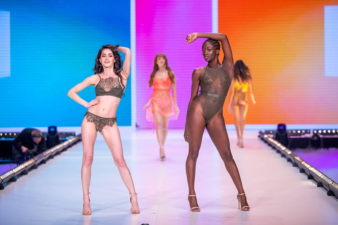 Трансгендер, лесбиянки и plus-size модели вышли на подиум в шоу Hunkemöller