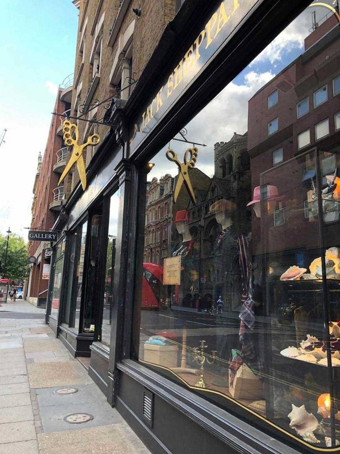 В Великобритании открываются магазины одежды