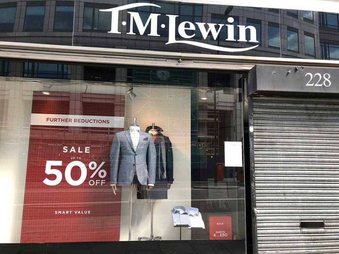 В Великобритании открываются магазины одежды