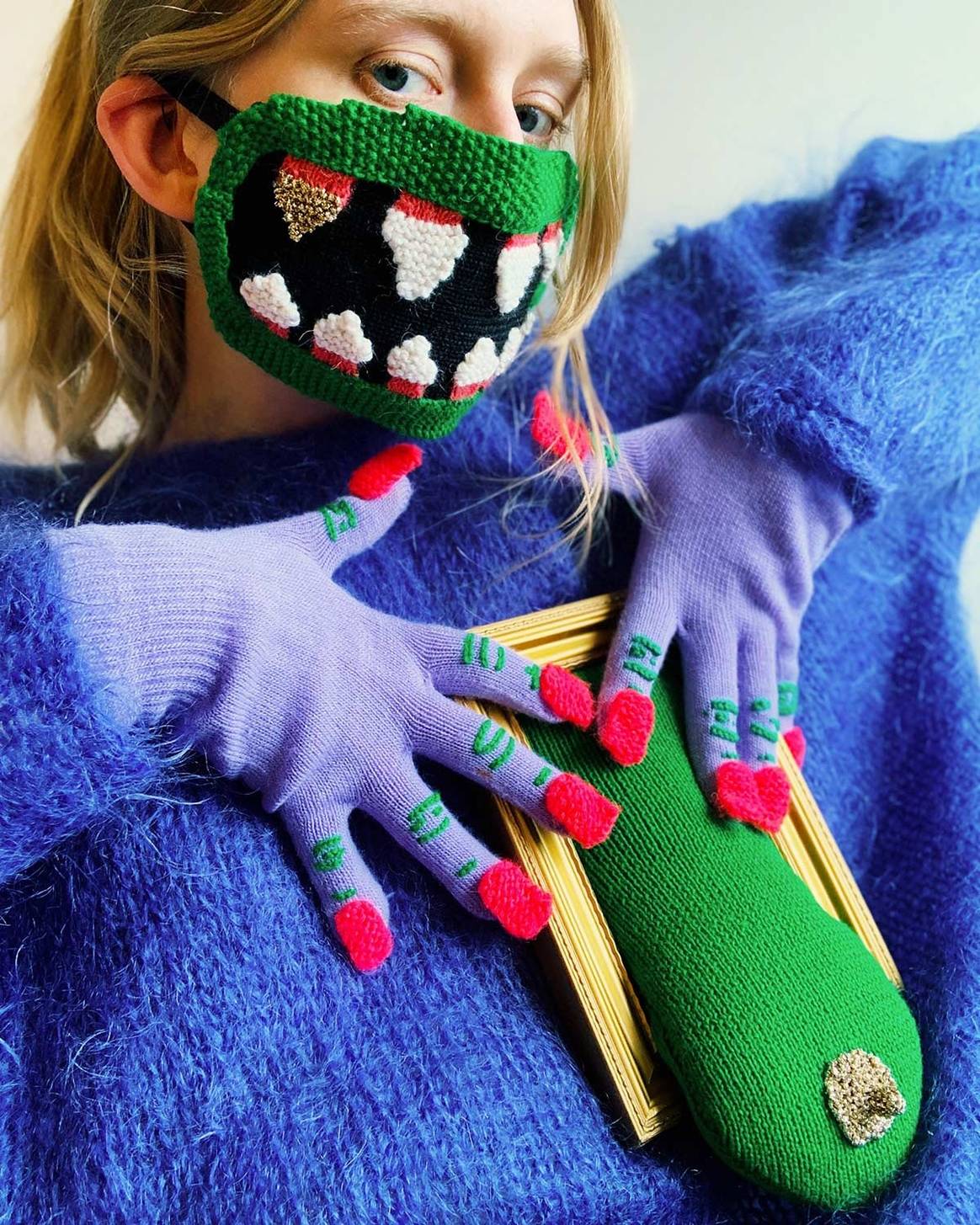 Una diseñadora islandesa hace máscaras "terroríficas" para fomentar el distanciamiento